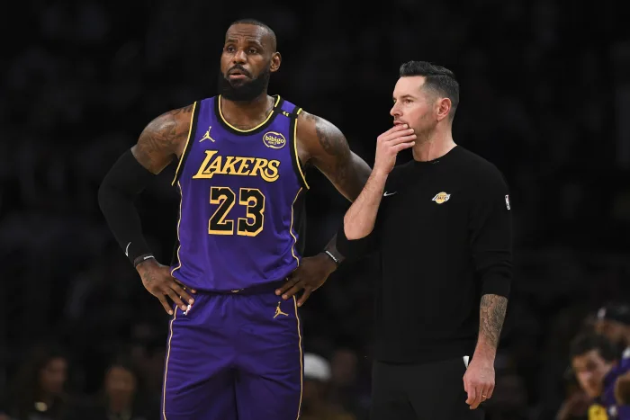 NBA直播-湖人G1惨败后展现冠军底蕴 詹姆斯领衔调整备战G2 NBA直播-湖人G1惨败后展现冠军底蕴 詹姆斯领衔调整备战G2