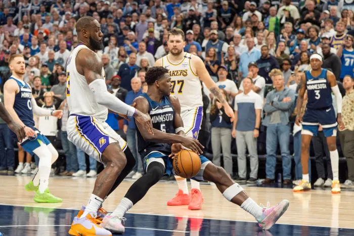 NBA直播詹姆斯质疑争议判罚 湖人1-3落后陷绝境 NBA直播詹姆斯质疑争议判罚 湖人1-3落后陷绝境